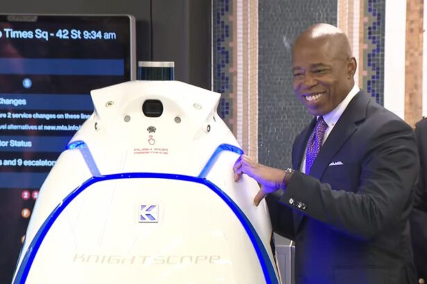 Policía de Nueva York tiene un robot de seguridad en la estación de metro de Times Square