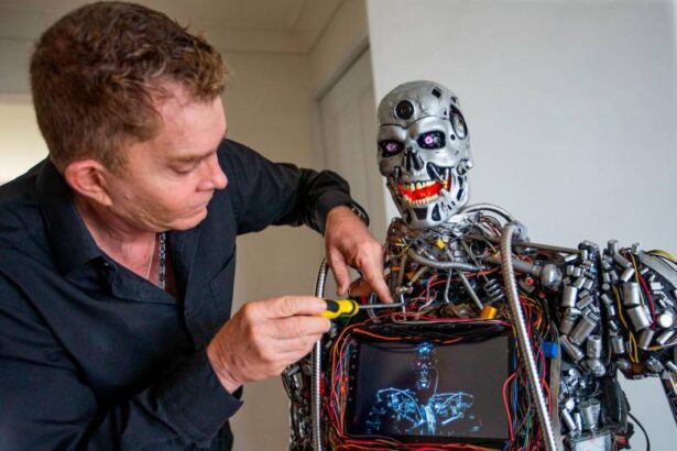 Inventor colombiano crea un robot inspirado en "The Terminator" para ser conferencista
