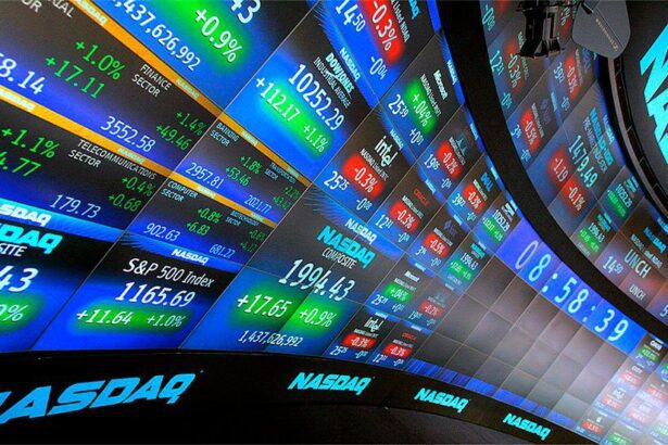 Acciones de los gigantes tecnológicos caen tras el apagón de redes sociales